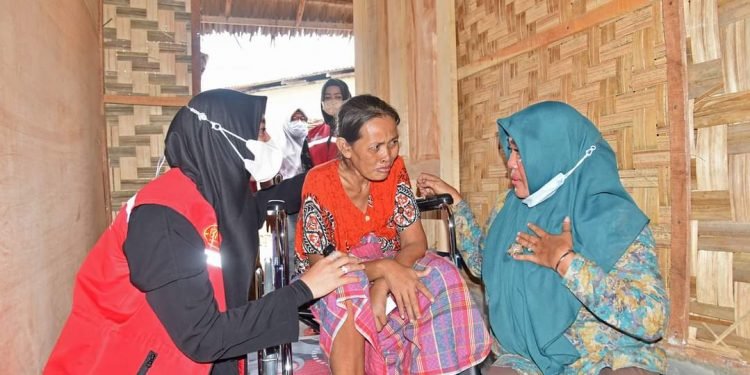 Ketua YKI Batu Bara Berikan Bantuan Pada Pengidap Kanker