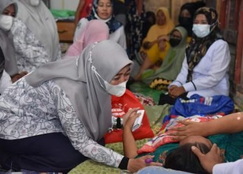 Ketua Yayasan Kanker Indonesia Batu Bara Kunjungi Penderita Kanker di Medang Deras