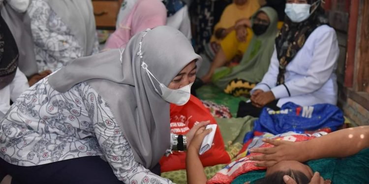 Ketua Yayasan Kanker Indonesia Batu Bara Kunjungi Penderita Kanker di Medang Deras