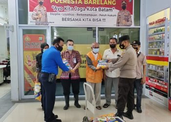 Peduli Masyarakat Dampak Harga BBM, Polsek KKP Batam Bagikan Beras Kepada Porter dan Cleaning Service di Pelabuhan Domestik Punggur