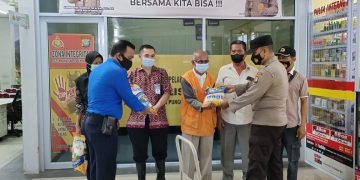 Peduli Masyarakat Dampak Harga BBM, Polsek KKP Batam Bagikan Beras Kepada Porter dan Cleaning Service di Pelabuhan Domestik Punggur