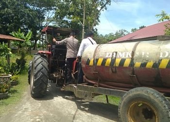 Kapolsek Labuhan Ruku AKP. Fery Kusnadi SH.MH Sumbang Warga Talawi 5 Ton Air Bersih