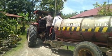Kapolsek Labuhan Ruku AKP. Fery Kusnadi SH.MH Sumbang Warga Talawi 5 Ton Air Bersih