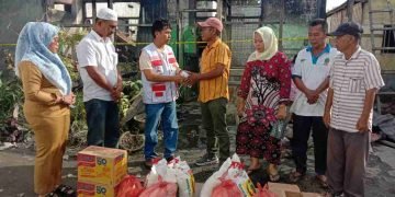 Ketua DPC Pejuang Bravo 5 Batu Bara dan Adnansyah Lubis Bantu Korban Kebakaran di Tanjung Tiram