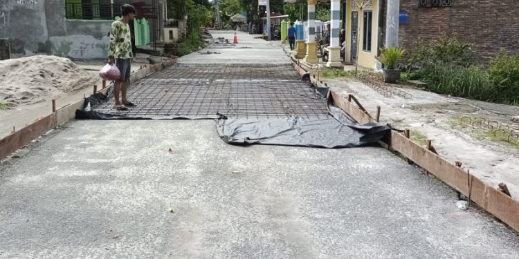 Pembangunan Peningkatan Jalan Rahmatsyah Diprotes Warga