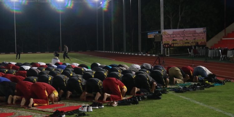 TRAGEDI KANJURUHAN, POLDA KEPRI GELAR SHOLAT GHOIB DAN DO’A BERSAMA TOKOH LINTAS AGAMA KOTA BATAM DI LAPANGAN SATYA HAPRABU