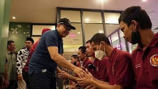 Bupati Batu Bara Ir. H. Zahir, M. AP., Bersama Unsur Muspida dan HNSI Sambut Kepulangan 5 Nelayan Batu Bara di Bandara Internasional Kualanamo