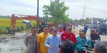 Bupati Batu Bara Bersama Muspika Gotong Royong di Desa Tanah Tinggi