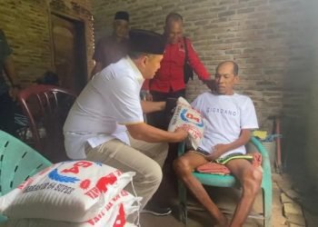 Jeguk Warga Sedang Sakit, Ngatini Doakan Zahir Tetap Sehat dan Sukses Memimpin Batu Bara