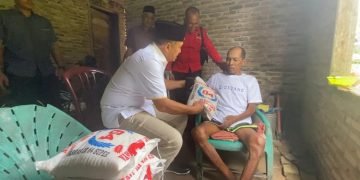 Jeguk Warga Sedang Sakit, Ngatini Doakan Zahir Tetap Sehat dan Sukses Memimpin Batu Bara