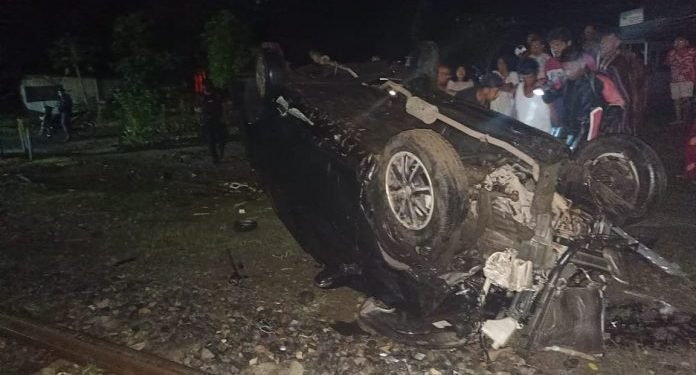 Satu Unit Minibus Hancur Ditabrak Kereta Api, 1 Orang Luka Parah