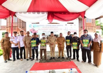 Zahir Serahkan Alat Pertanian ke Sejumlah Kelompok Tani