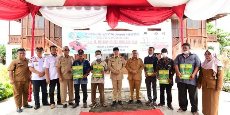 Zahir Serahkan Alat Pertanian ke Sejumlah Kelompok Tani