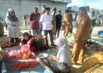 Zahir Beli Sayur Pedagang di Pasar Tradisional Tanjung Tiram
