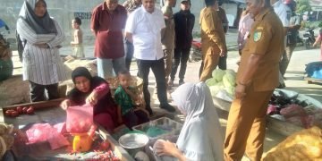Zahir Beli Sayur Pedagang di Pasar Tradisional Tanjung Tiram