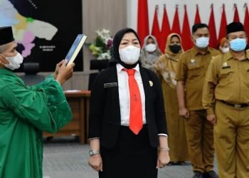 Keterangan Foto; Norma Deli Siregar Saat dilantik Bupati Batu Bara menjadi PJ Sekda Batu Bara(foto/Ros)