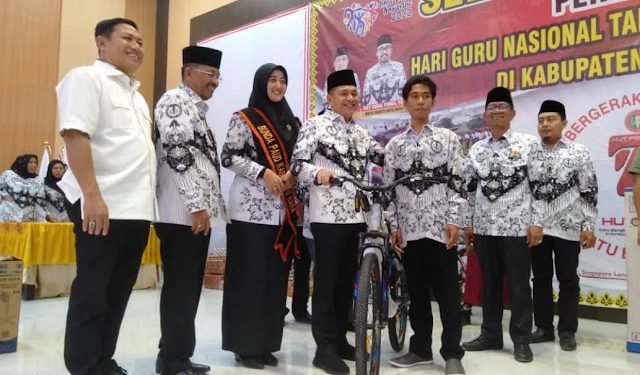 Bupati dan Kadin Batu Bara Hadiri HUT PGRI ke 77