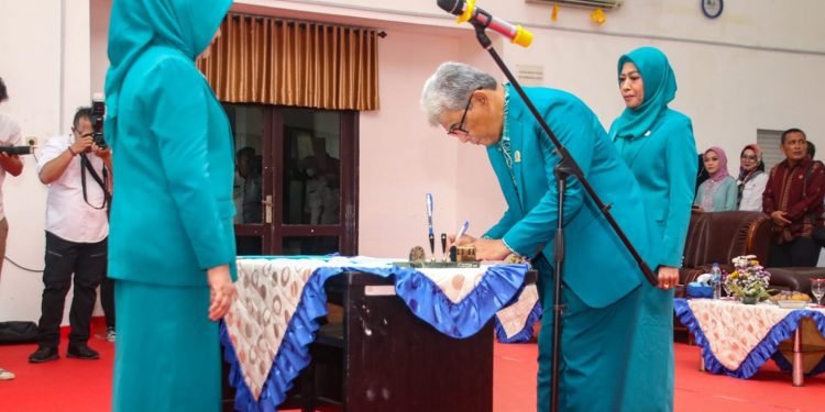 Ny Edy Rahmayadi Lantik Erizal Ginting Sebagai Ketua TP PKK dan Ketua Dekranasda Pematang Siantar