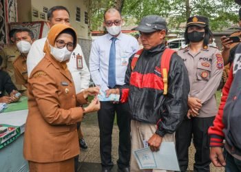 dr Susanti Tinjau Penyaluran BLT Subsidi BBM Tahap II di Lapangan H Adam Malik