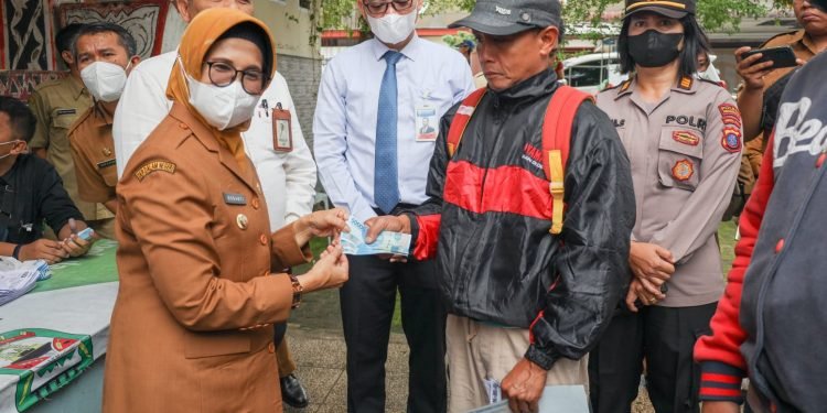 dr Susanti Tinjau Penyaluran BLT Subsidi BBM Tahap II di Lapangan H Adam Malik