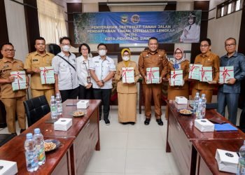 Walikota Pematangsiantar Terima 275 Sertifikat Tanah dari BPN