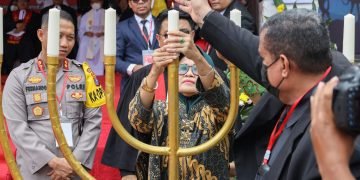 PERDANA,!! dr Susanti Menyalakan Lilin di Perayaan Natal Oikumene Kota Pematangsiantar