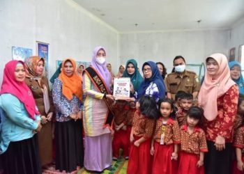 Nyonya Maya Zahir Kunjungi Bunda Paud DPW