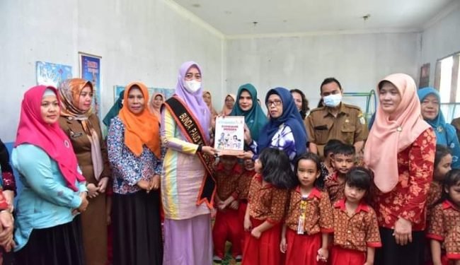 Nyonya Maya Zahir Kunjungi Bunda Paud DPW