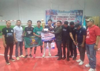 Kadin Batubara Serahkan Piala Hadiah Juara Satu Futsal Memperebutkan Piala Gempar