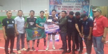 Kadin Batubara Serahkan Piala Hadiah Juara Satu Futsal Memperebutkan Piala Gempar