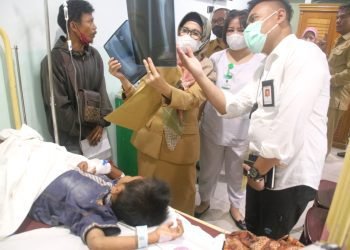 Peduli, dr Susanti Kunjungi Bocah 6 Tahun yang Patah Kaki Akibat Tertimpa Batu Nisan
