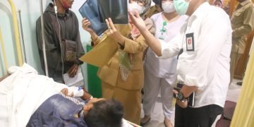 Peduli, dr Susanti Kunjungi Bocah 6 Tahun yang Patah Kaki Akibat Tertimpa Batu Nisan
