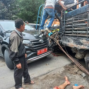 Tabrakan Beruntun 5 orang Sekarat