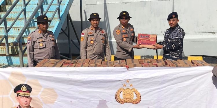 Bantuan Kemanusiaan Bencana Longsor dari Kapolri dan Ketua Umum Bhayangkari sampai di Serasan