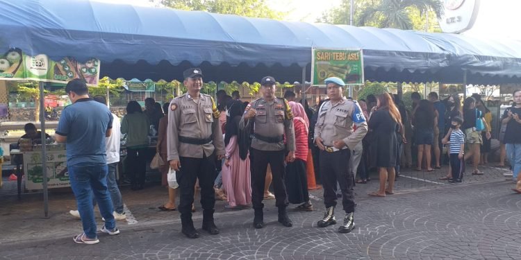Polsek Lubuk Baja Melaksanakan Pengamanan Pasar Kaget dalam Rangka Bulan Suci Ramadhan 1444 H / 2023