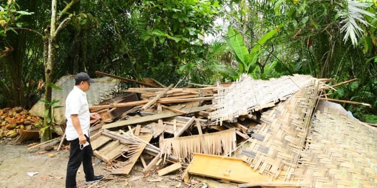 Rumah Warga Roboh Tertimpa Pohon, Bupati Zahir Bantu Renovasi dan Beri Bantuan