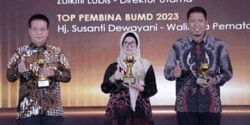 Dua Tahun Berturut – Turut, dr Susanti Terima TOP Pembina BUMD Awards