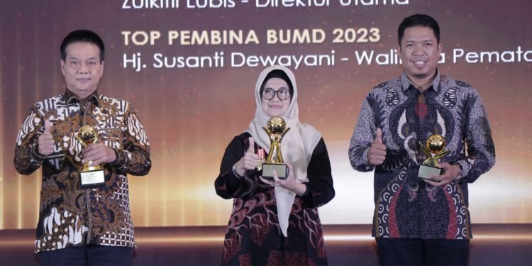 Dua Tahun Berturut – Turut, dr Susanti Terima TOP Pembina BUMD Awards