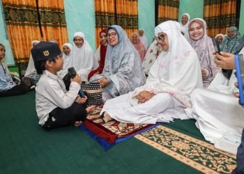 dr Susanti Akrab dengan Anak-anak