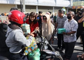Tunjukkan Kebersamaan, dr Susanti Bersama Walubi, Lotus Light Charity Society, dan Aice Berbagi Takjil