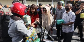 Tunjukkan Kebersamaan, dr Susanti Bersama Walubi, Lotus Light Charity Society, dan Aice Berbagi Takjil