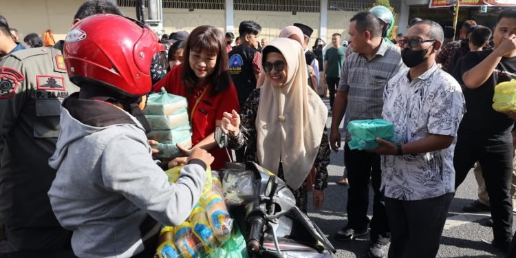 Tunjukkan Kebersamaan, dr Susanti Bersama Walubi, Lotus Light Charity Society, dan Aice Berbagi Takjil
