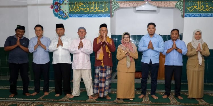 dr Susanti dan Tim Ramadhan Berbagi Perumda Tirta Uli Serahkan Bantuan ke Masjid Taqwa Jalan Pematang
