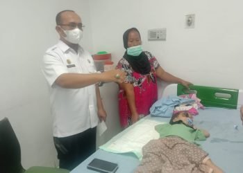 Bupati Batu Bara Jenguk Balita Penderita Pembengkakan Mata di RSU Adam Malik