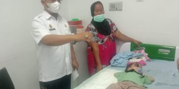 Bupati Batu Bara Jenguk Balita Penderita Pembengkakan Mata di RSU Adam Malik