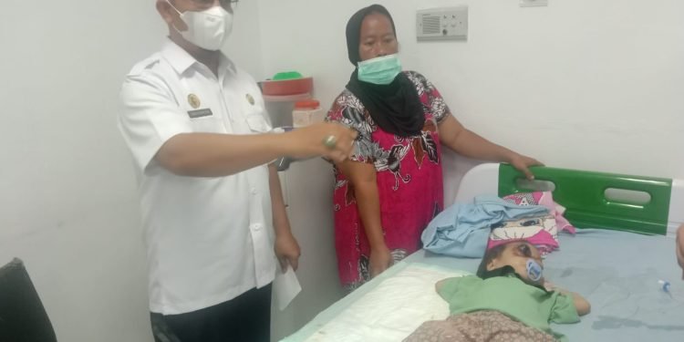 Bupati Batu Bara Jenguk Balita Penderita Pembengkakan Mata di RSU Adam Malik