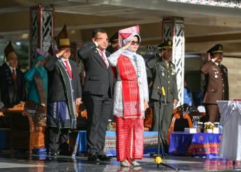 Pimpin Upacara Hari Lahir Pancasila, dr Susanti Kenakan Pakaian Adat Simalungun