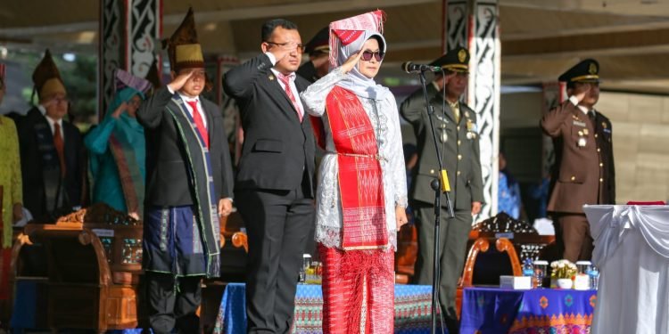 Pimpin Upacara Hari Lahir Pancasila, dr Susanti Kenakan Pakaian Adat Simalungun