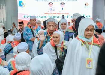 Lepas Jamaah Haji Asal Kabupaten Batu Bara, Bupati Zahir Minta Petugas Beri Pelayanan Terbaik untuk Jamaah