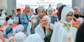 Lepas Jamaah Haji Asal Kabupaten Batu Bara, Bupati Zahir Minta Petugas Beri Pelayanan Terbaik untuk Jamaah